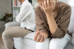 Divorce, husband and wife remove married ring